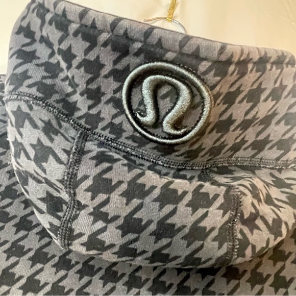 LULULEMON scuba hounds tooth hens foot pattern black and grey grunge sweater - Picture 9 of 12